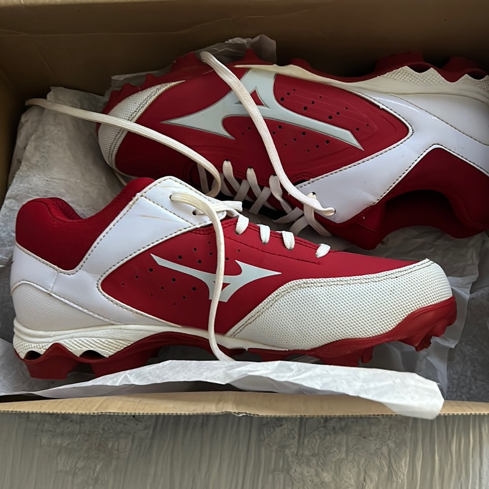 Mizuno rubber 9 spike softball cleats in size 8!!💗